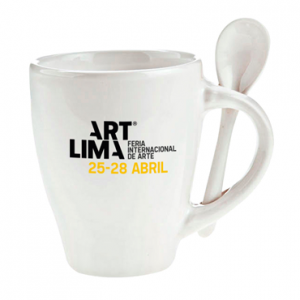 taza de loza con cucharita