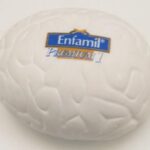 cerebro antiestres de color blanco con logo personalizado