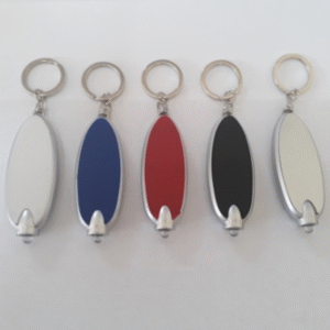 llavero linterna led ovalado de plastico en colores