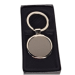 llavero metalico con acabado gris y estuche negro en allpublicidad.com.pe