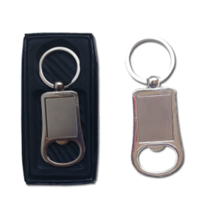 llavero metalico rectangular con destapador y estuche negro de pana