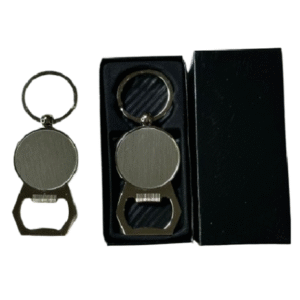 llavero metalico circular con destapador y estuche negro de carton de pana