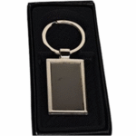 llavero metalico con acabado gris y estuche negro en allpublicidad.com.pe