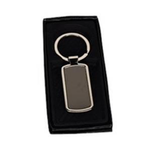 llavero metalico con acabado gris y estuche negro en allpublicidad.com.pe