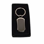 llavero metalico con acabado gris y estuche negro