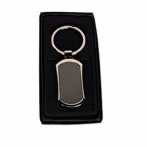 llavero metalico con acabado gris y estuche negro