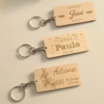 llavero de madera rectangular con logo personalizado