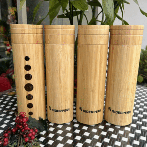 Tomatodo de vidrio con cubierta de bambu y tapa de madera